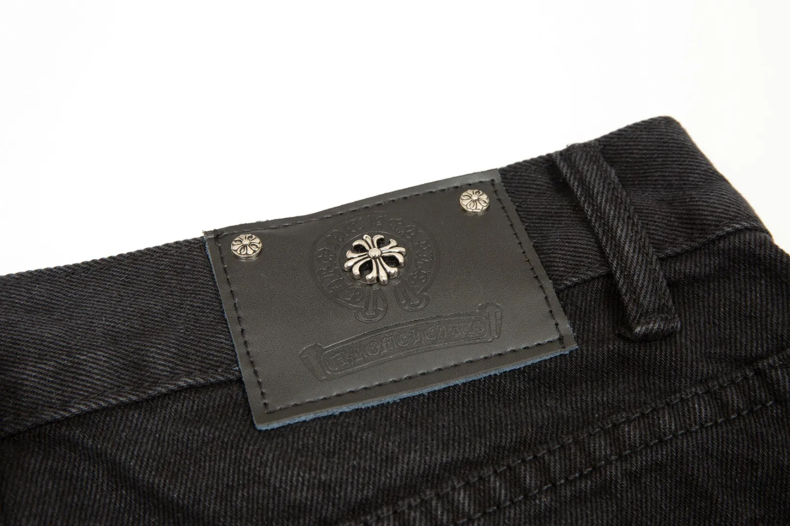 KE915#P230 The only correct leather label version on the market Chrome Hearts CH Cross embroidered distressed jeans Top ceiling quality 100% correct version The correct version is here!  Believe me this must be the best quality you will ever come across! ! Excellent value for money! !  Styles with different washes and textures are very friendly to people with thin legs and thick legs. The straight version is very flattering to the shape of the legs. The moderate length is timeless and easy to match. It is the basis of various styles and a must-have in the wardrobe! ! Add a little stacking to easily control the clean fit trend that has exploded this year. The fabric is stiff but also makes the upper body soft without losing texture. The sides and cuffs of some styles have a bone-wash effect. The vintage flavor pops up all at once. It’s really hard not to love it! ✅Correctly customize the Croxin metal leather label on the back panel. It is not sold directly with the cross on the finished jeans. 1:1 copying strives for excellence and the details are perfectly grasped. ✅The cross leather label is clear and smooth. Exquisite turning top craftsmanship. ✅Buttons, zippers and hardware are all customized versions of the Croxin LOGO. ✅High-cost washing process. Size: 28 30 32 34 36 (5 sizes)